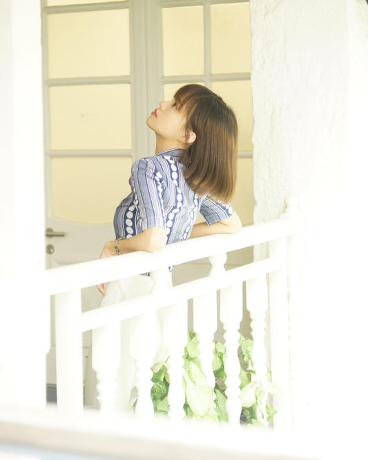 blue short sleeve shirt