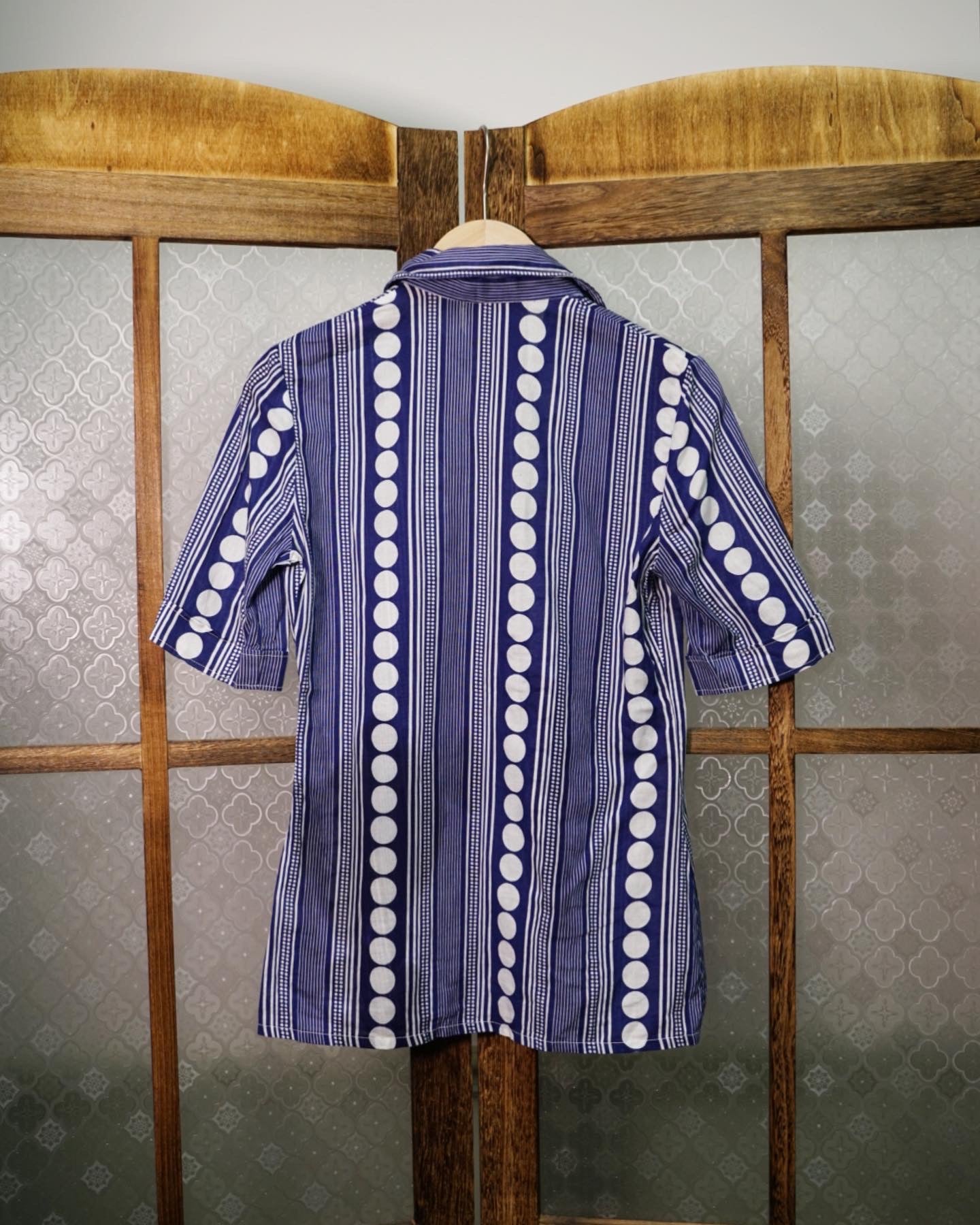 blue short sleeve shirt