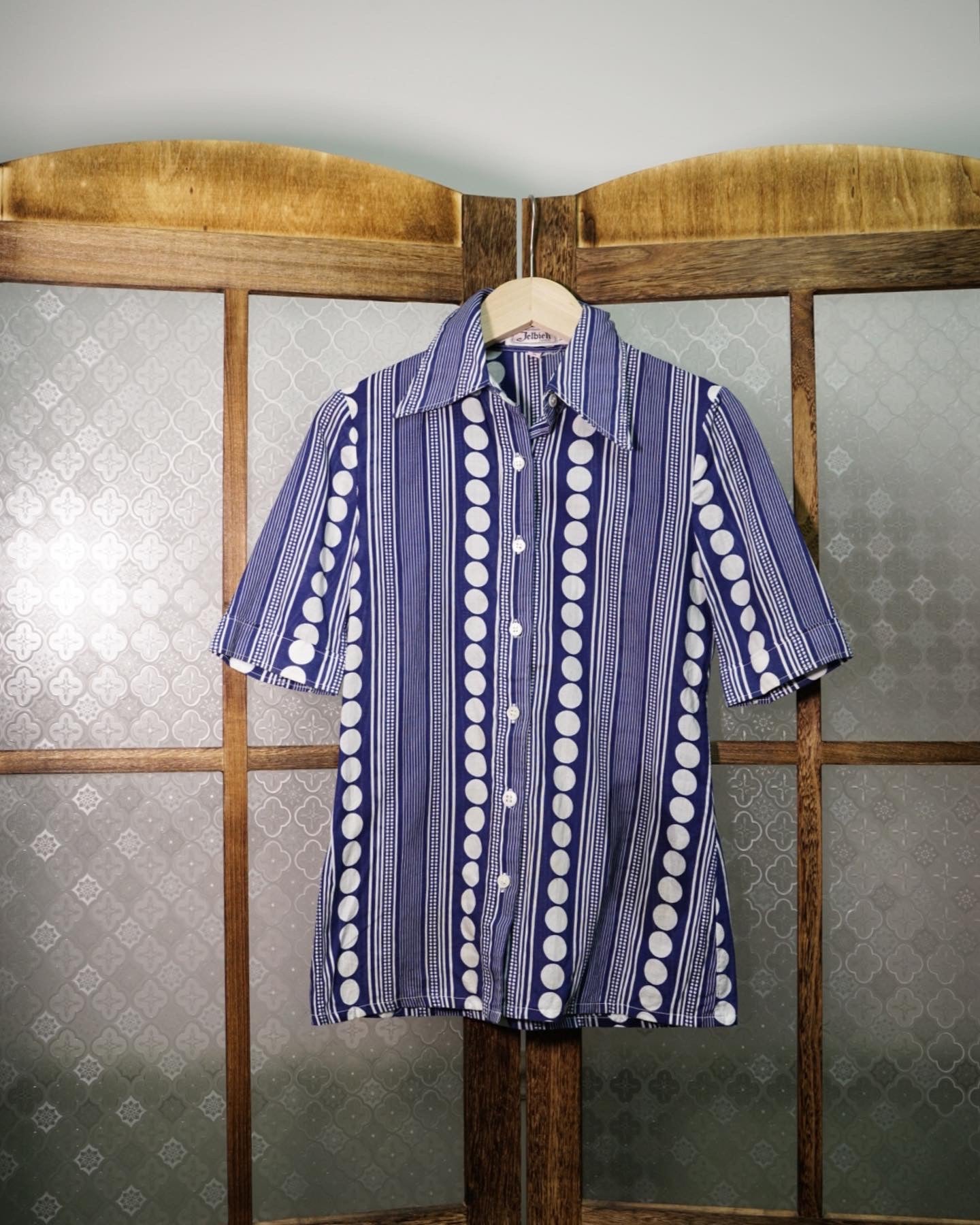 blue short sleeve shirt