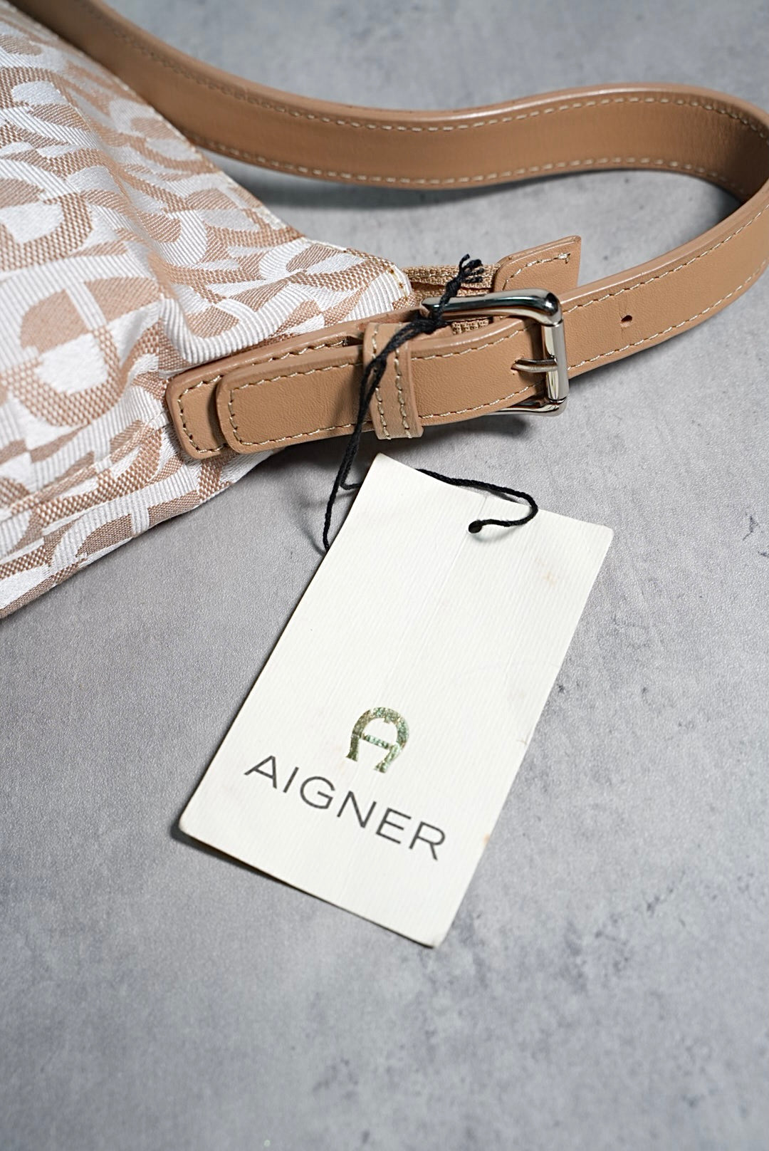 Aigner // 裸粉色underarm bag